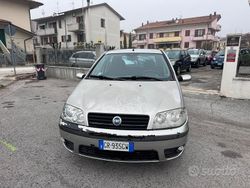 Grigio Usata 2004 Fiat Punto Dynamic Tre volumi | 1990 € (Buon prezzo)