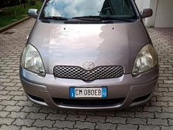 Grigio Usata 2004 Toyota Yaris Tre volumi | 2400 €