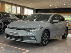 Grigio Usata 2021 VW Golf VIII Life Tre volumi | 18.800 € (Buon prezzo)