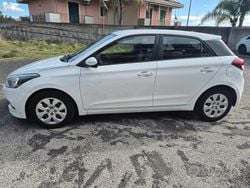 Bianco Usata 2015 Hyundai i20 Comfort Tre volumi | 6990 € (Buon prezzo)