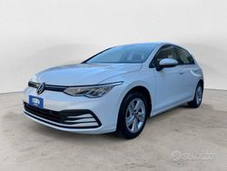 Bianco perlato Usata 2021 VW Golf VIII Life Tre volumi | 16.500 € (Buon prezzo)