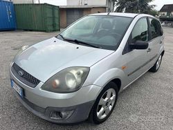 Grigio Usata 2005 Ford Fiesta Ghia Due volumi | 1550 € (Ottimo prezzo)