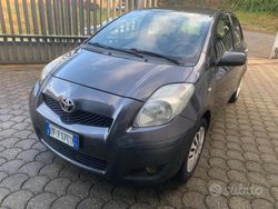 Grigio Usata 2010 Toyota Yaris Tre volumi | 2400 € (Buon prezzo)
