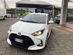 Bianco Usata 2023 Toyota Yaris Hybrid Lounge Tre volumi | 17.490 € (Ottimo prezzo)