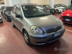 Grigio Usata 2004 Toyota Yaris Tre volumi | 2900 € (Buon prezzo)
