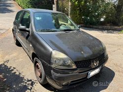 Nero Usata 2004 Renault Clio II Due volumi | 490 € (Super prezzo)