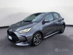 Grigio Usata 2023 Toyota Yaris Hybrid Trend Tre volumi | 18.900 € (Buon prezzo)