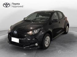 Nero Usata 2022 Toyota Yaris Hybrid Active Tre volumi | 16.500 € (Buon prezzo)