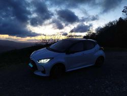 Bianco Usata 2022 Toyota Yaris Hybrid Style Tre volumi | 22.500 € (Molto cara)