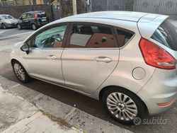Grigio Usata 2009 Ford Fiesta Titanium Tre volumi | 4000 € (Buon prezzo)
