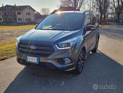 Grigio Usata 2018 Ford Kuga ST-Line SUV | 14.290 € (Buon prezzo)