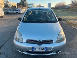 Grigio Usata 2001 Toyota Yaris Luna Tre volumi | 1590 € (Buon prezzo)