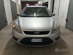 Grigio Usata 2010 Ford Focus Tre volumi | 2690 € (Buon prezzo)