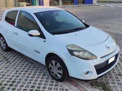 Bianco Usata 2011 Renault Clio II Tre volumi | 3000 € (Buon prezzo)