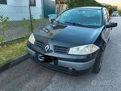 Nero Usata 2004 Renault Mégane II Tre volumi | 800 € (Buon prezzo)