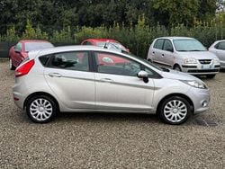 Argento Usata 2009 Ford Fiesta Titanium Tre volumi | 3490 € (Buon prezzo)