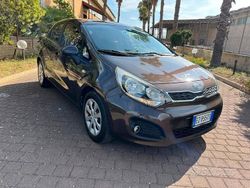 Marrone Usata 2016 Kia Rio Tre volumi | 6490 € (Buon prezzo)