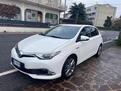 Bianco Usata 2017 Toyota Auris Hybrid Lounge Tre volumi | 9200 € (Buon prezzo)