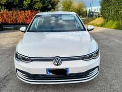 Bianco Usata 2022 VW Golf VIII Life Tre volumi | 18.300 € (Buon prezzo)