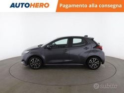 Grigio Usata 2023 Toyota Yaris Hybrid Trend Tre volumi | 19.699 € (Buon prezzo)