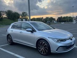 Grigio Usata 2022 VW Golf VIII Life Tre volumi | 18.800 € (Buon prezzo)