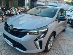 Blu Nuova 2025 Renault Clio V Evolution Tre volumi | 22.900 € (Molto cara)