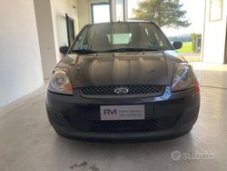 Grigio Usata 2006 Ford Fiesta Ghia Tre volumi | 2900 € (Buon prezzo)