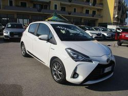 Bianco Usata 2017 Toyota Yaris Hybrid Tre volumi | 8500 € (Buon prezzo)