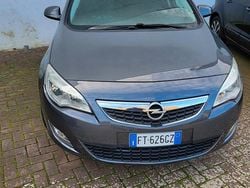 Grigio Usata 2010 Opel Astra Tre volumi | 4900 € (Buon prezzo)