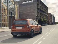 Vari colori Usata 2022 Dacia Jogger Comfort Monovolume | 14.990 € (Buon prezzo)