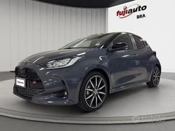 Storm grey & black Nuova 2025 Toyota Yaris Hybrid Sport Due volumi | 27.400 € (Cara)