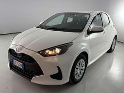 Super white gloss Usata 2025 Toyota Yaris Hybrid Active Tre volumi | 18.900 € (Ottimo prezzo)