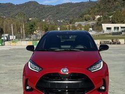 Rosso Usata 2023 Toyota Yaris Hybrid Style Tre volumi | 18.450 € (Buon prezzo)