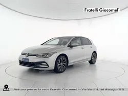 Argento riflesso metallizzato Usata 2021 VW Golf VIII Life Tre volumi | 19.400 € (Buon prezzo)