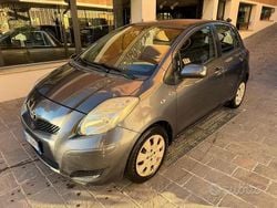 Grigio Usata 2009 Toyota Yaris Sol Tre volumi | 3990 € (Buon prezzo)