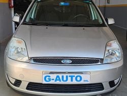 Grigio Usata 2005 Ford Fiesta Ghia Tre volumi | 1890 € (Buon prezzo)
