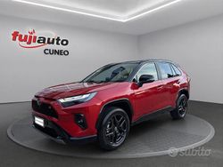 Emotional red pearl & deep black met Usata 2023 Toyota RAV4 Hybrid Sport SUV | 41.900 € (Molto cara)