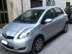 Grigio Usata 2009 Toyota Yaris Tre volumi | 4200 € (Buon prezzo)