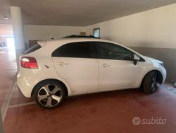 Bianco Usata 2013 Kia Rio Due volumi | 6500 € (Cara)