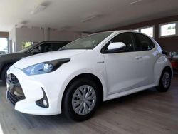 Bianco Nuova 2025 Toyota Yaris Hybrid Active Tre volumi | 19.900 € (Ottimo prezzo)