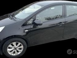 Nero Usata 2017 Kia Rio Tre volumi | 8500 € (Buon prezzo)