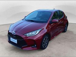 Bordeaux metallizzato Usata 2021 Toyota Yaris Hybrid Trend Tre volumi | 17.700 € (Buon prezzo)