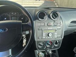 Usata 2006 Ford Fiesta Due volumi | 1500 € (Buon prezzo)
