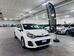Bianco Usata 2016 Kia Rio Tre volumi | 7900 € (Buon prezzo)