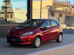 Rosso Usata 2009 Ford Fiesta Titanium Tre volumi | 4800 € (Buon prezzo)
