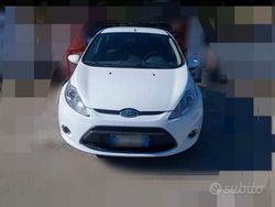 Bianco Usata 2009 Ford Fiesta Titanium Tre volumi | 2000 € (Molto cara)
