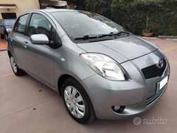 Grigio Usata 2009 Toyota Yaris Tre volumi | 3250 € (Buon prezzo)