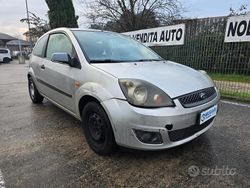 Grigio Usata 2006 Ford Fiesta Tre volumi | 700 € (Buon prezzo)