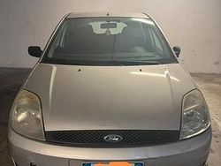 Usata 2004 Ford Fiesta Tre volumi | 1500 € (Buon prezzo)