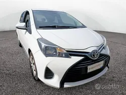 Bianco Usata 2015 Toyota Yaris Cool Tre volumi | 8800 € (Buon prezzo)